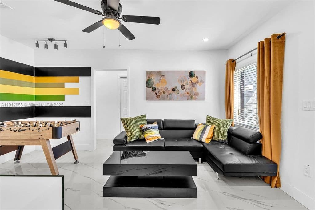 4+1 Müstakil ev — 797 NW 35th St