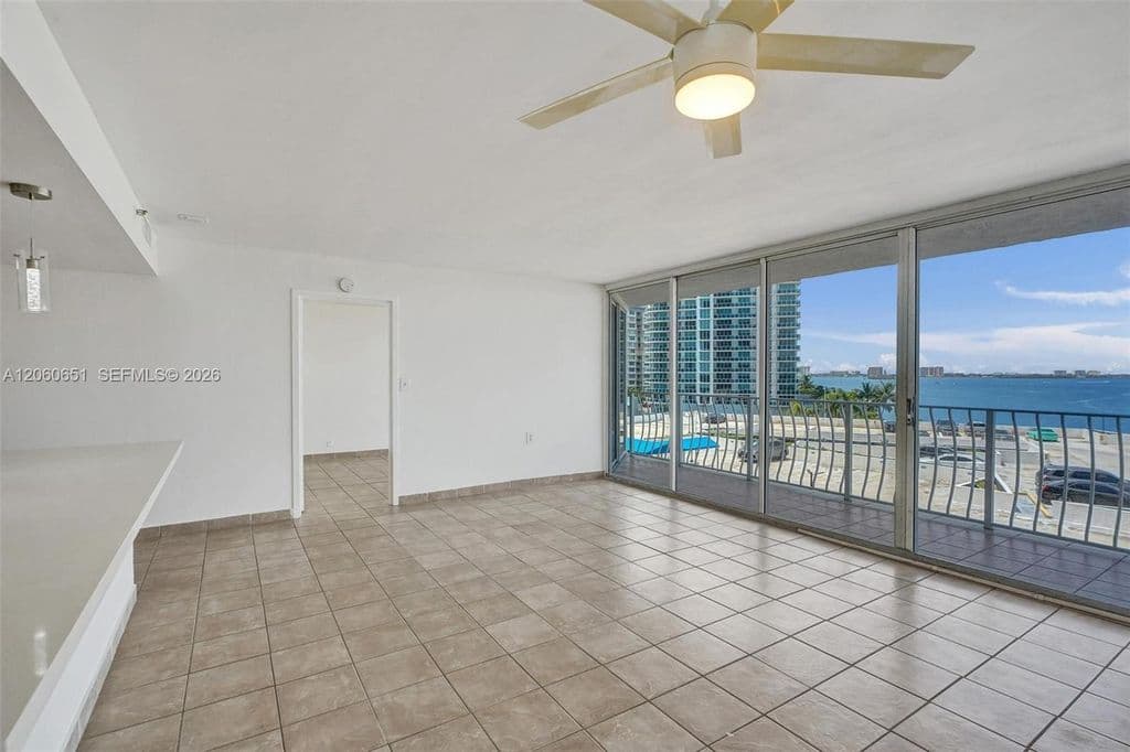 2+1 Condo — 7601 E Treasure Dr APT 717