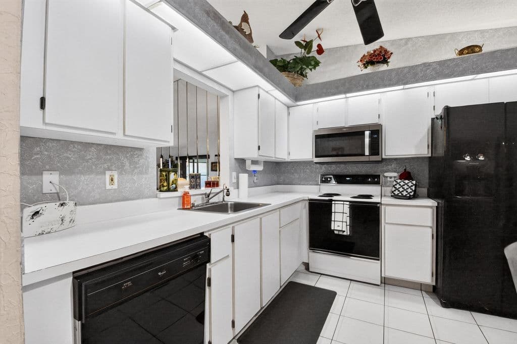 2-bedroom Condo — 8179 Whispering Palm Drive