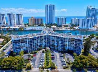 2-bedroom Condo — 1000 Parkview Dr APT 1022, Hallandale, 33009