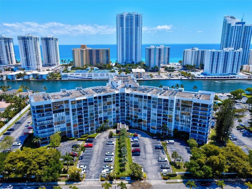 2-bedroom Condo — 1000 Parkview Dr APT 1022