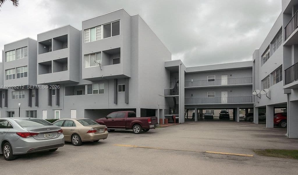 2+1 Condo — 1555 W 44th Pl APT 203