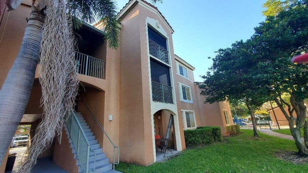 2+1 Condo — 4844 N State Road 7 #2304