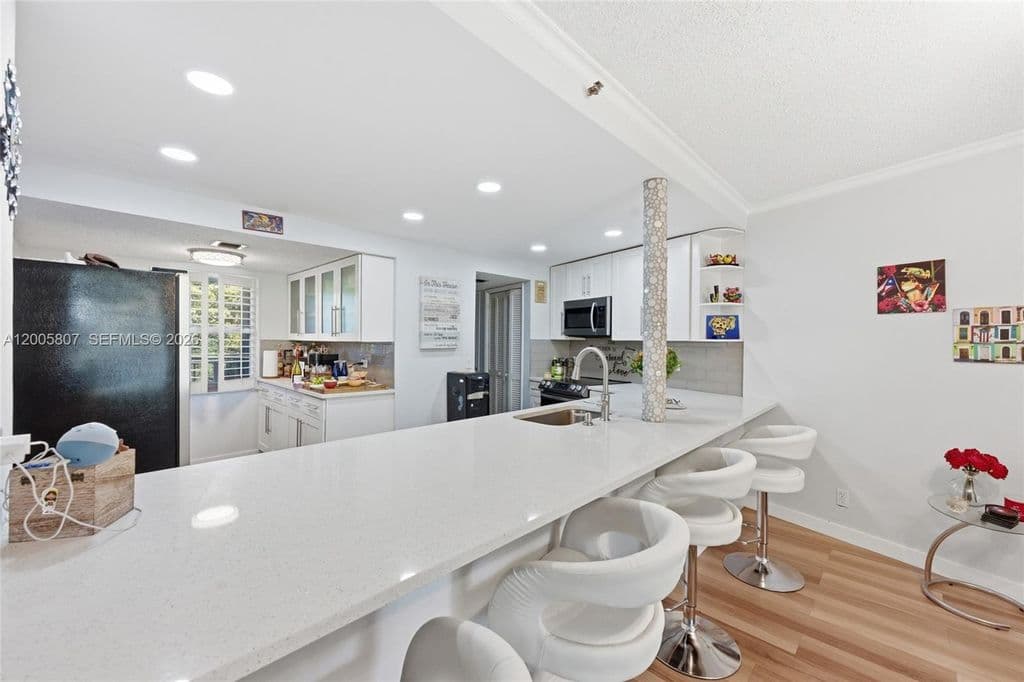 2+1 Condo — 625 Oaks Dr APT 304