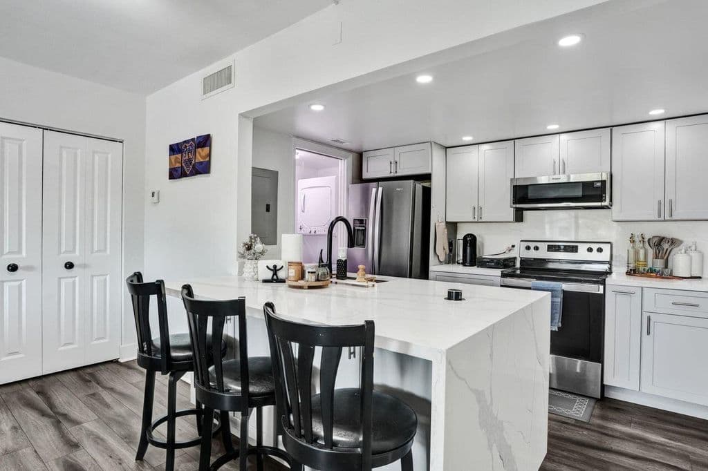 2+1 Condo — 1000 RIVER REACH Drive #321