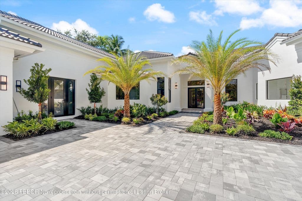 5-bedroom Single-Family Home — 2525 Seminole Cir