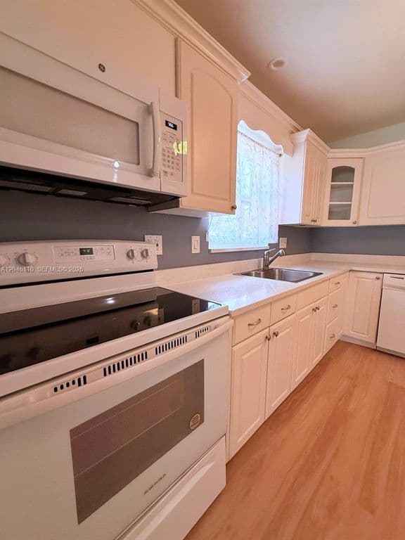 2+1 Condo — 2832 Fillmore St APT 20