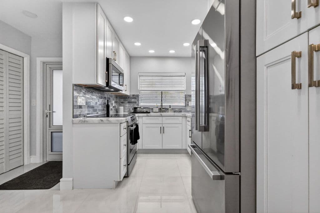 2+1 Condo — 700 NE Harbour Terrace #1250