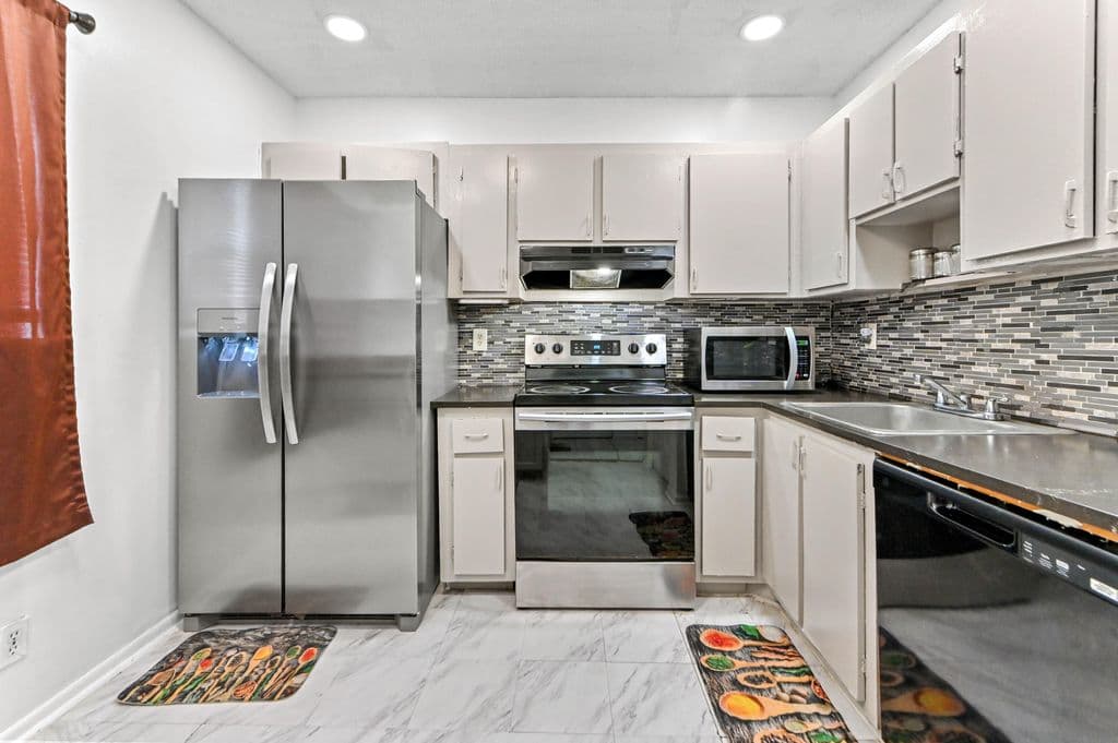 3+1 Mülk — 7904 SW 8th Street