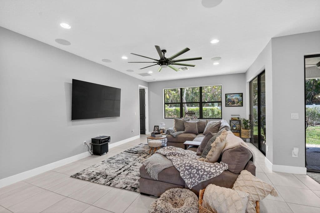 5-bedroom Single-Family Home — 7174 Villamar Way