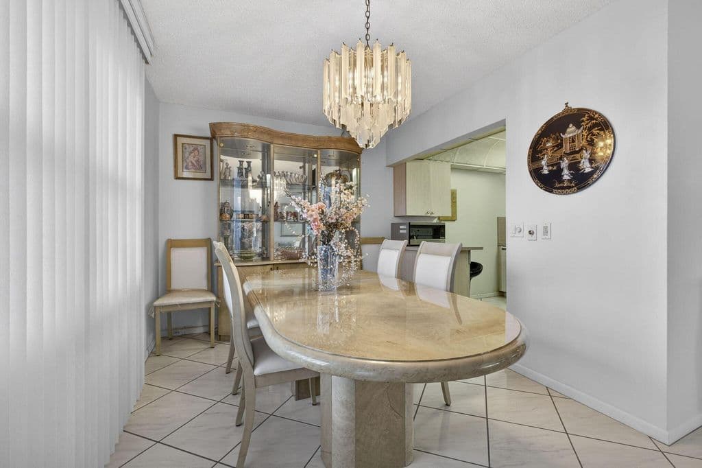 2+1 Condo — 330 WELLINGTON G