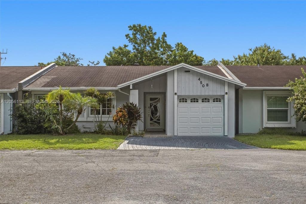 3-bedroom Property — 450 Lakewood Cir E APT B