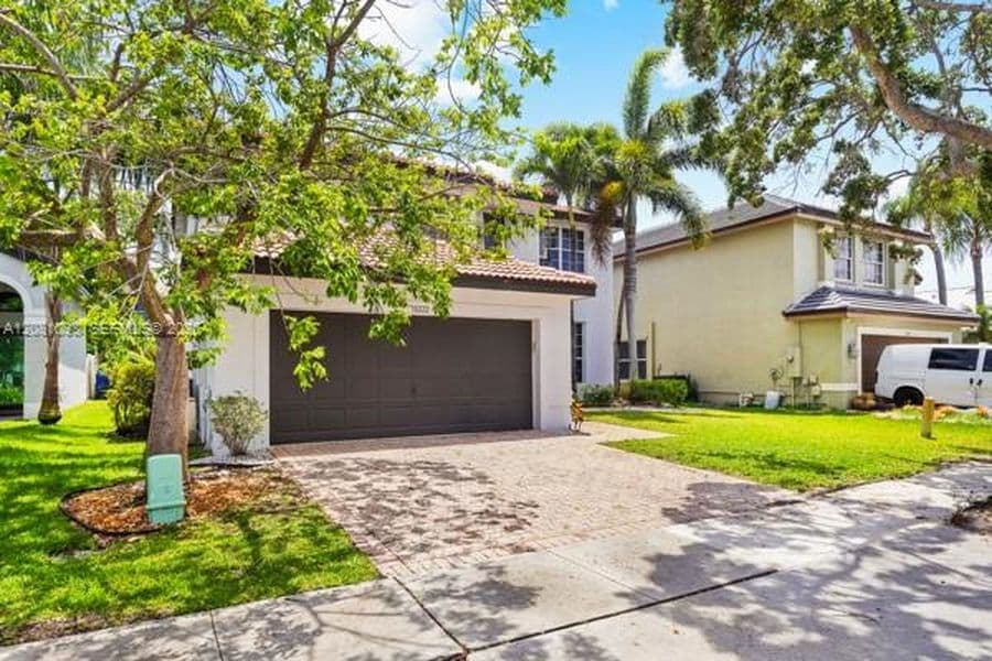 4+1 Müstakil ev — 18222 SW 27th St