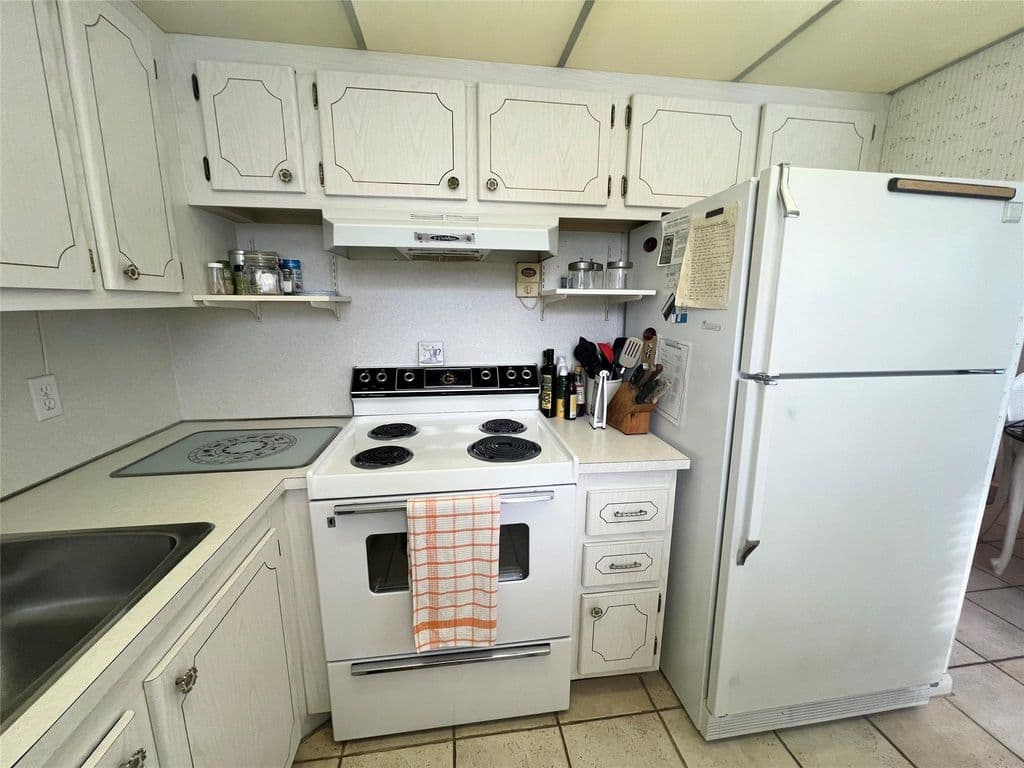 2+1 Condo — 244 Farnham K #244