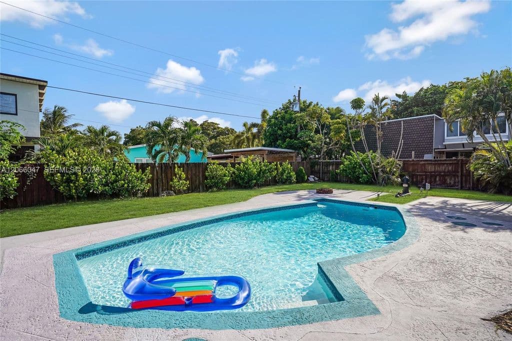 3+1 Müstakil ev — 912 NE 9th Ct