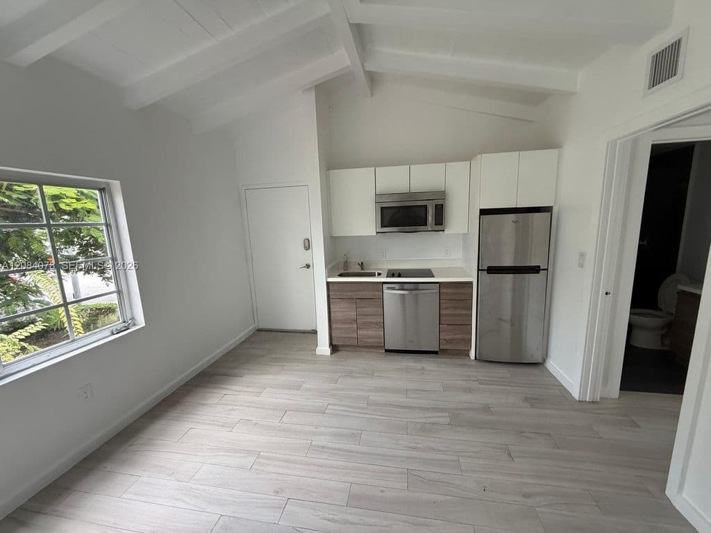1-bedroom Condo — 1450 Meridian Ave #202