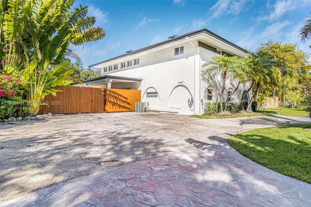 6-bedroom Single-Family Home — 18490 SW 83rd Pl