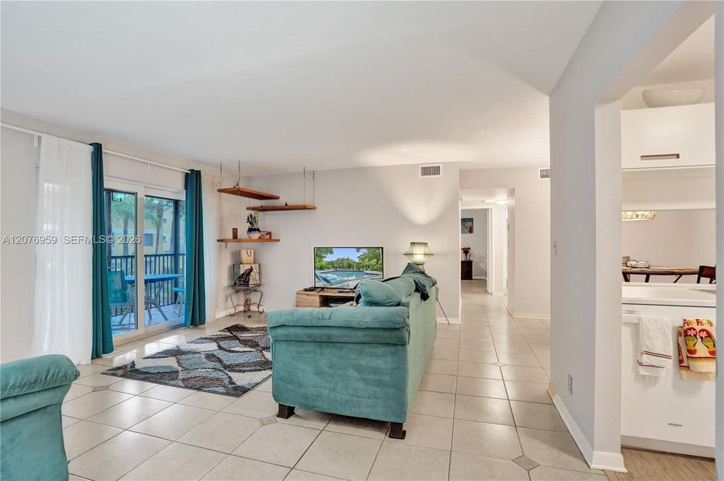 2-bedroom Condo — 3017 N Oakland Forest Dr APT 208