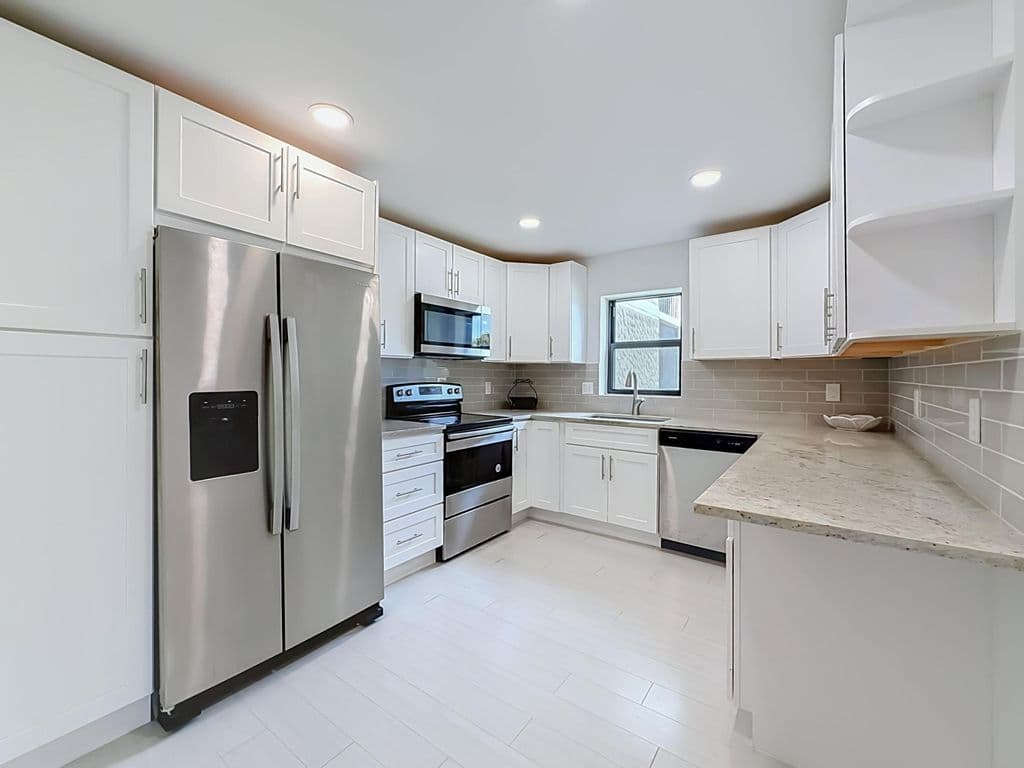 2+1 Condo — 16300 Golf Club Road #201
