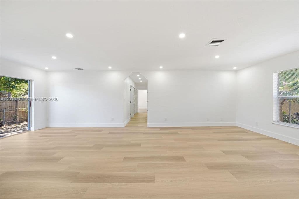 3+1 Müstakil ev — 1529 NW 1st Ave