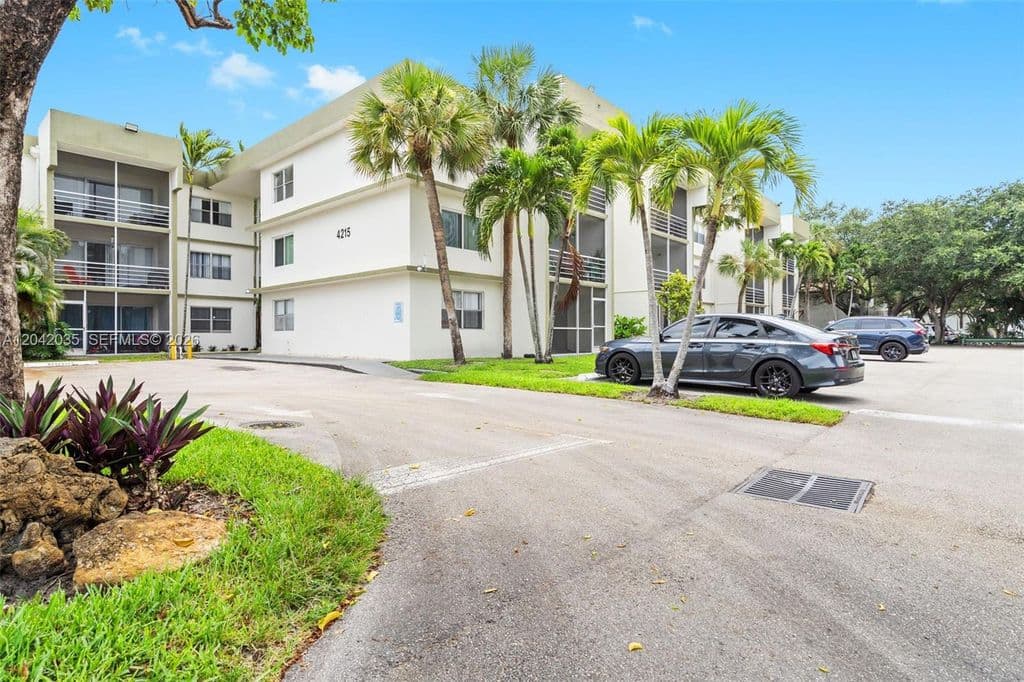 2+1 Condo — 4215 N University Dr APT 305