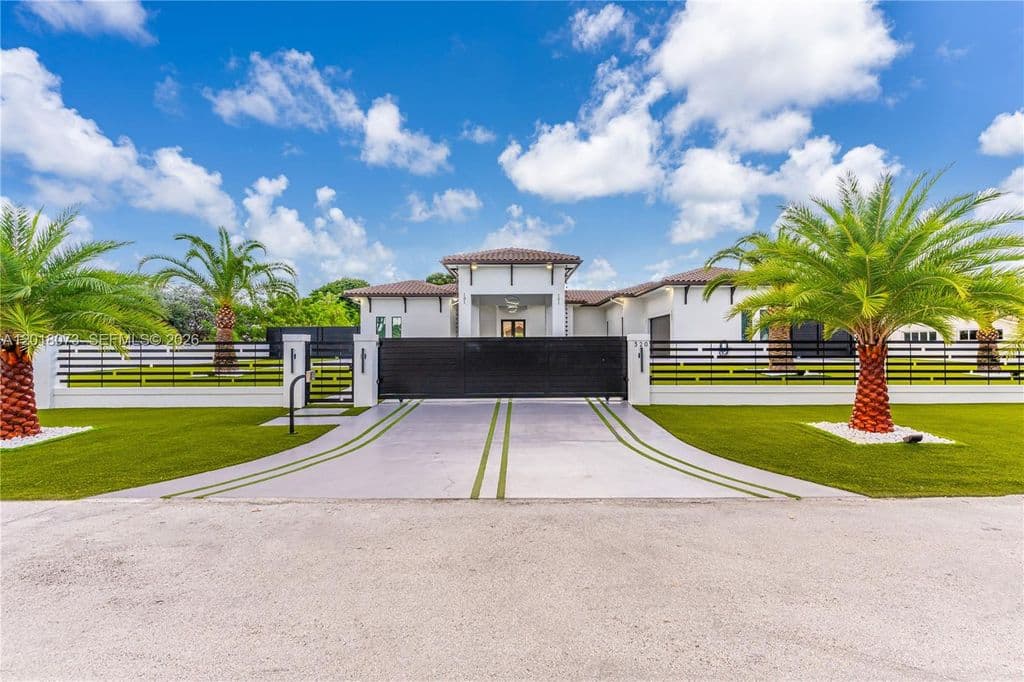 5+1 Müstakil ev — 320 SW 125th Ave