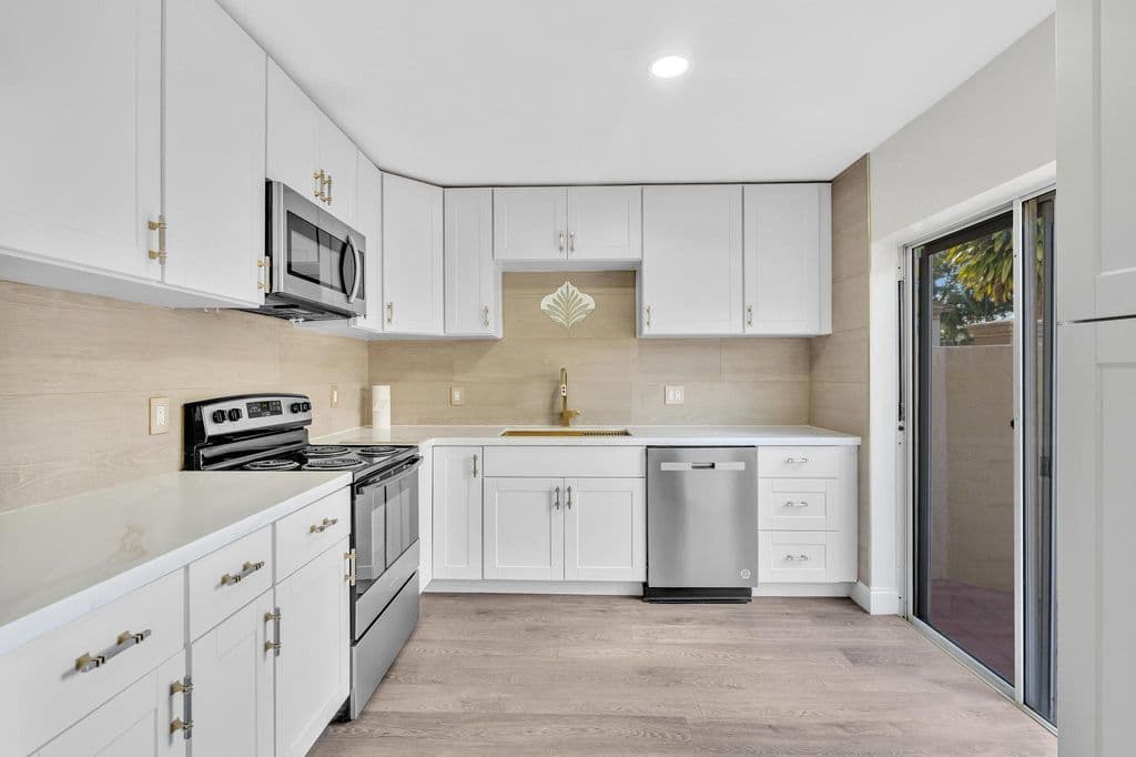 2-bedroom Property — 6663 Via Regina