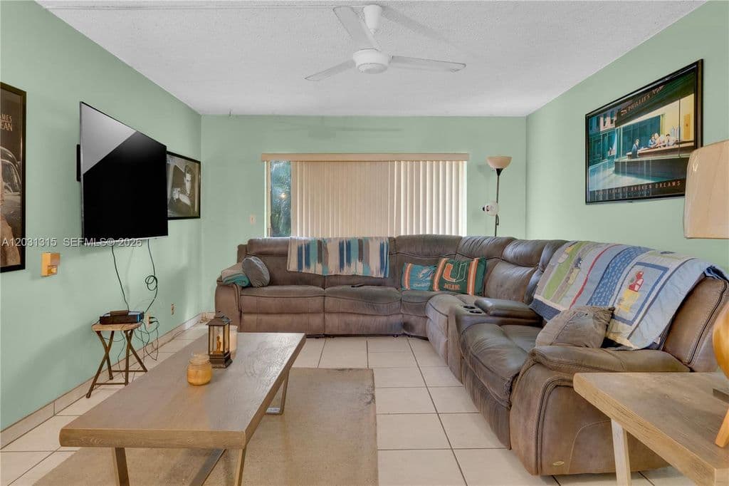 2+1 Condo — 1200 Tallwood Ave APT 202
