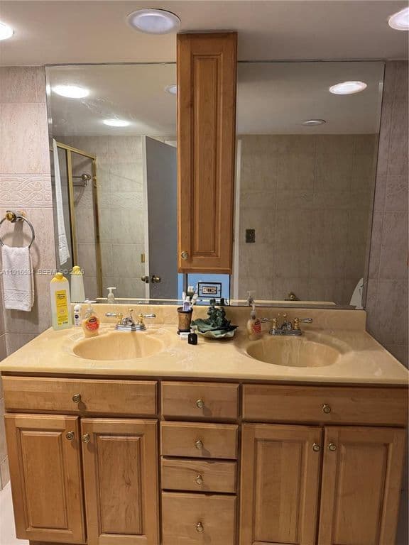 2+1 Condo — 800 NE 195th St APT 714