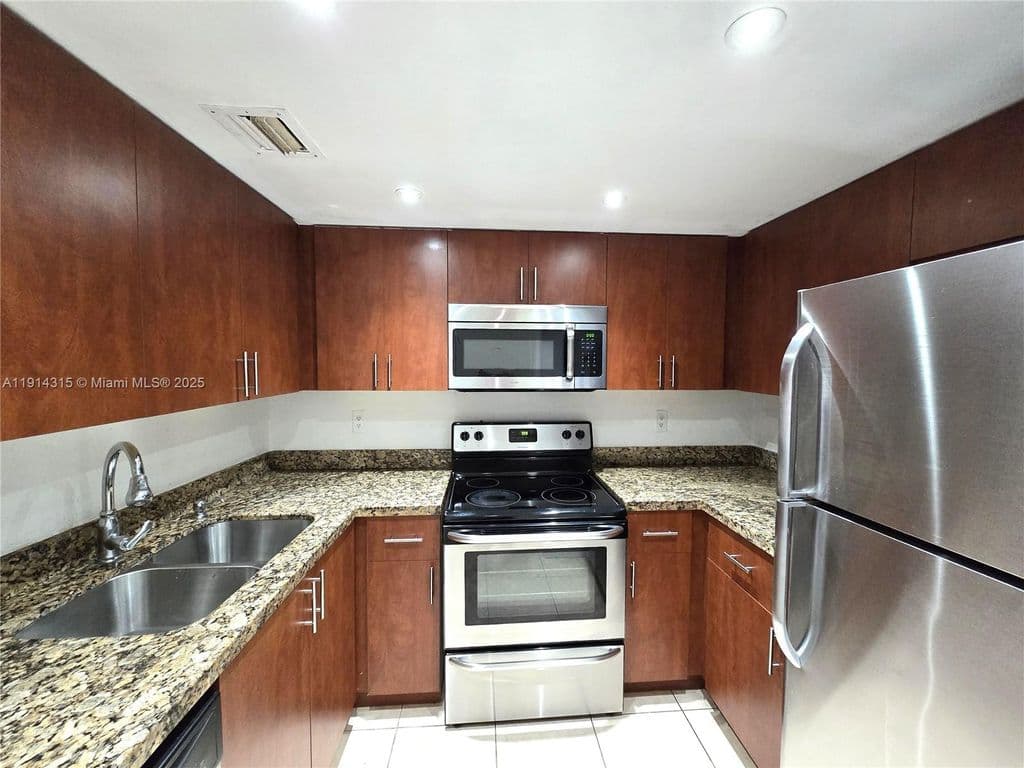 1-bedroom Condo — 6940 Miami Gardens Dr APT 1-319