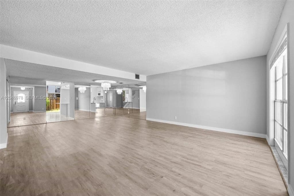 2+1 Mülk — 2408 NE 10th St #122