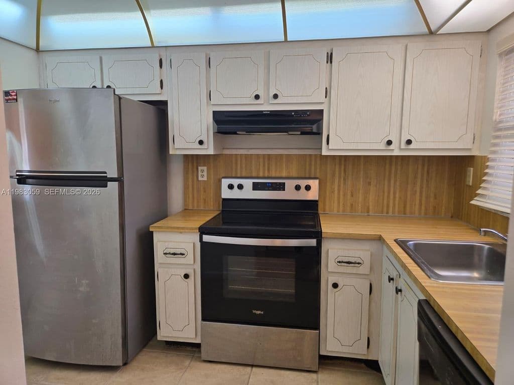 2-bedroom Condo — 9261 Sunrise Lakes Blvd APT 201