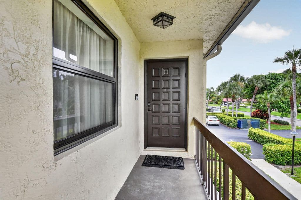 2-bedroom Condo — 8545 Casa Del Lago #38 H