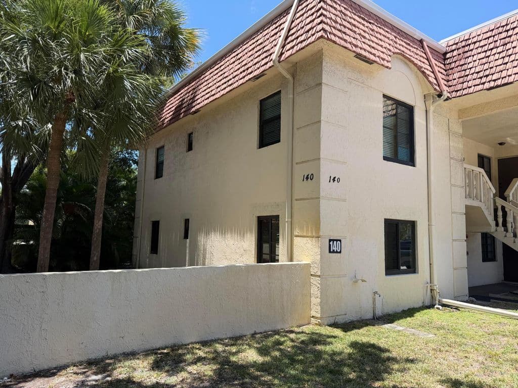 2-bedroom Condo — 140 S CYPRESS Road #111