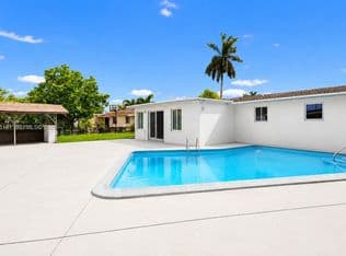 4+1 Müstakil ev — 15624 SW 297th Ter, Homestead, 33033