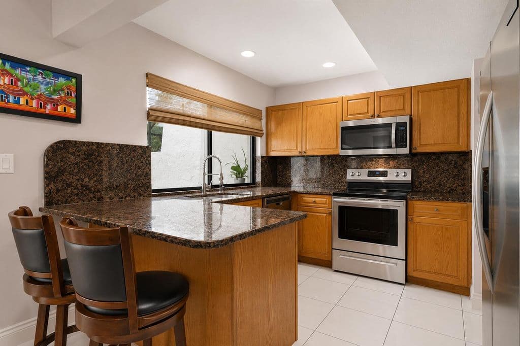 3-bedroom Condo — 3015 Oaktree Lane Unit 277