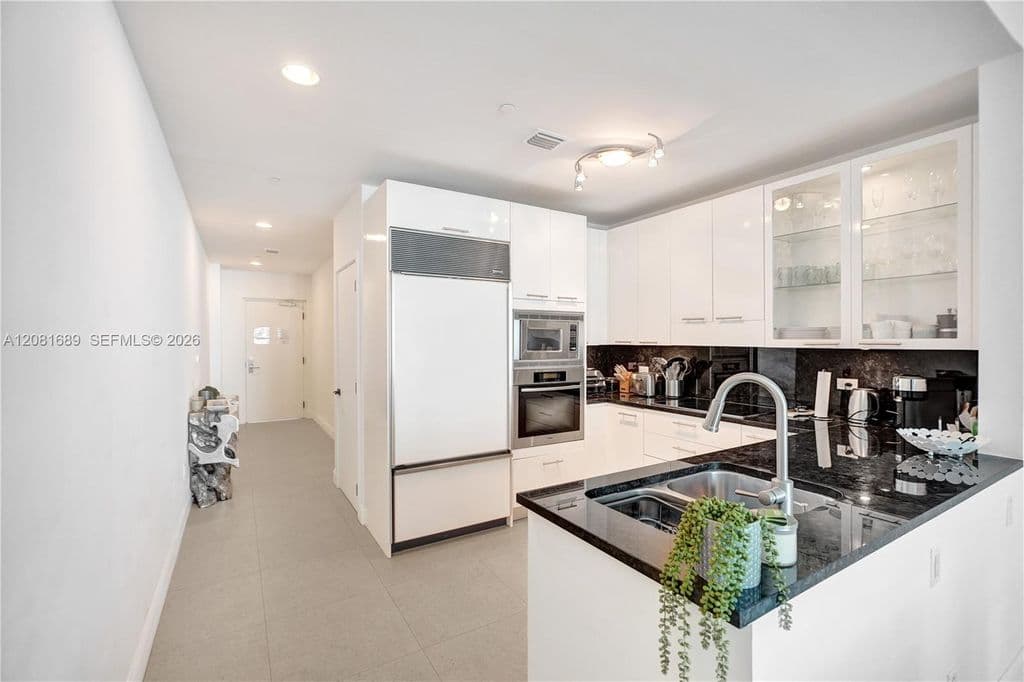 2+1 Condo — 6799 Collins Ave APT 201