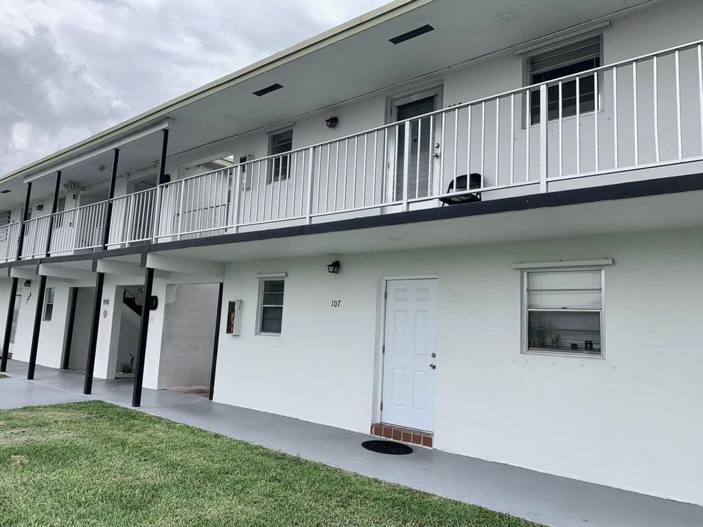 1+1 Condo — 1113 LAKE Terrace #107