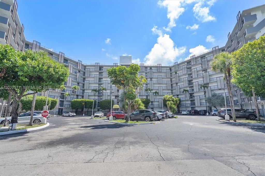 1+1 Condo — 20400 W Country Club Dr APT 214