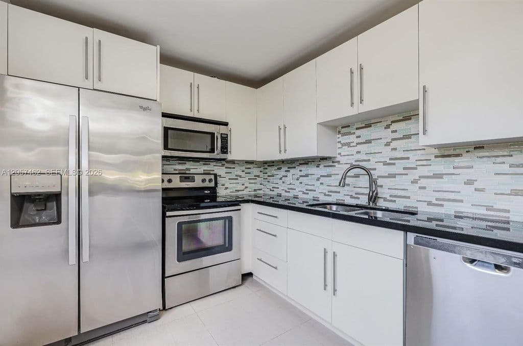 2+1 Condo — 9471 Evergreen Pl APT 104