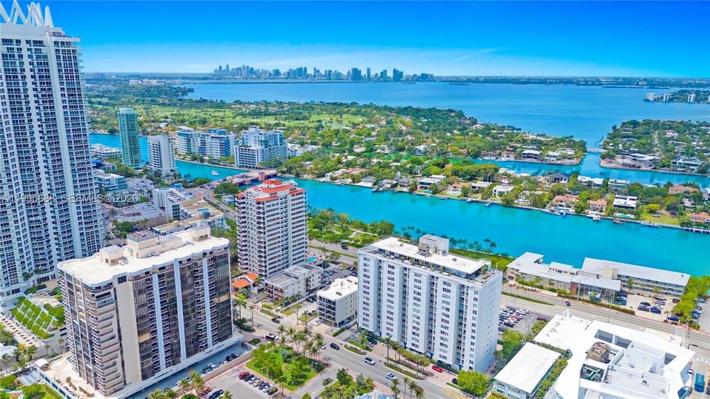 1+1 Condo — 6450 Collins Ave APT 204