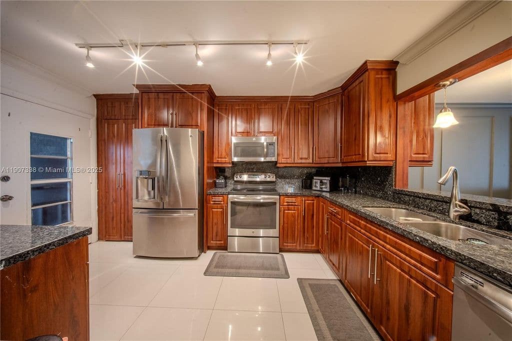 2+1 Condo — 1660 NE 191st St #4101