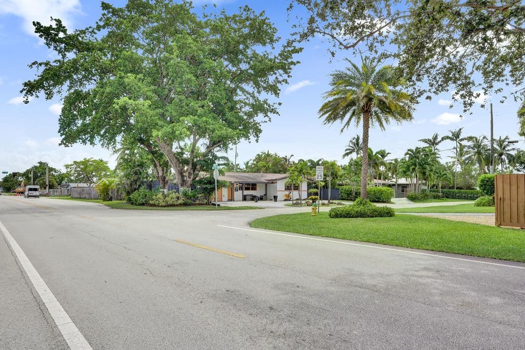 5-bedroom Single-Family Home — 4460 NE 17th Terrace