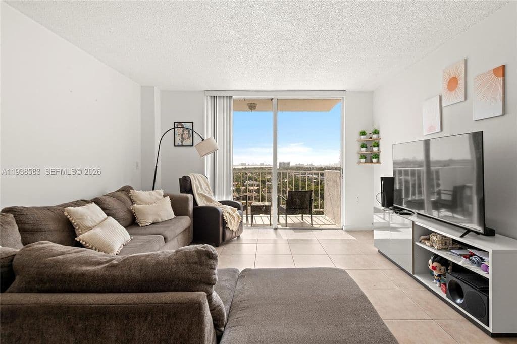 1+1 Condo — 2350 NE 135th St APT 1006