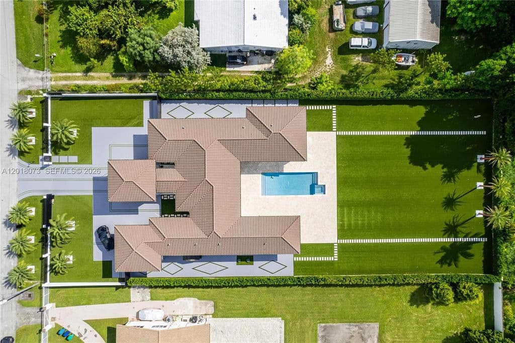 5+1 Müstakil ev — 320 SW 125th Ave