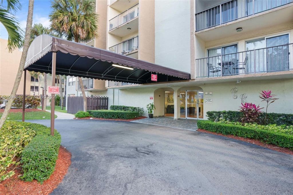 3+1 Condo — 14250 SW 62nd St APT 402