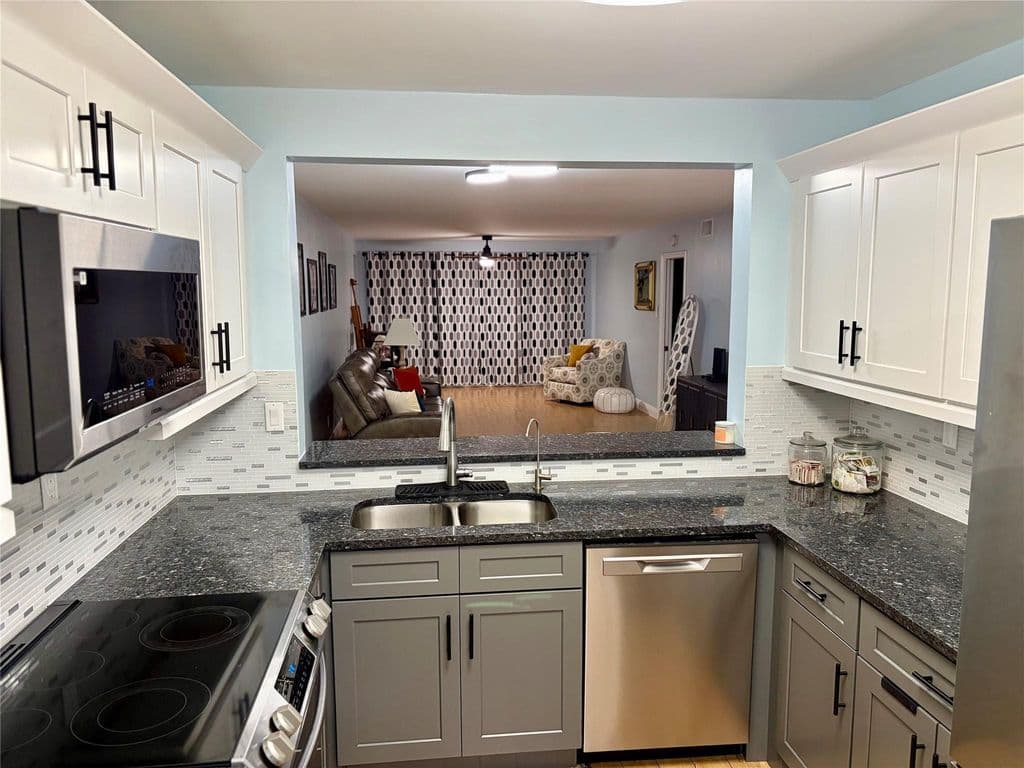 2+1 Condo — 7302 S Devon Drive #307
