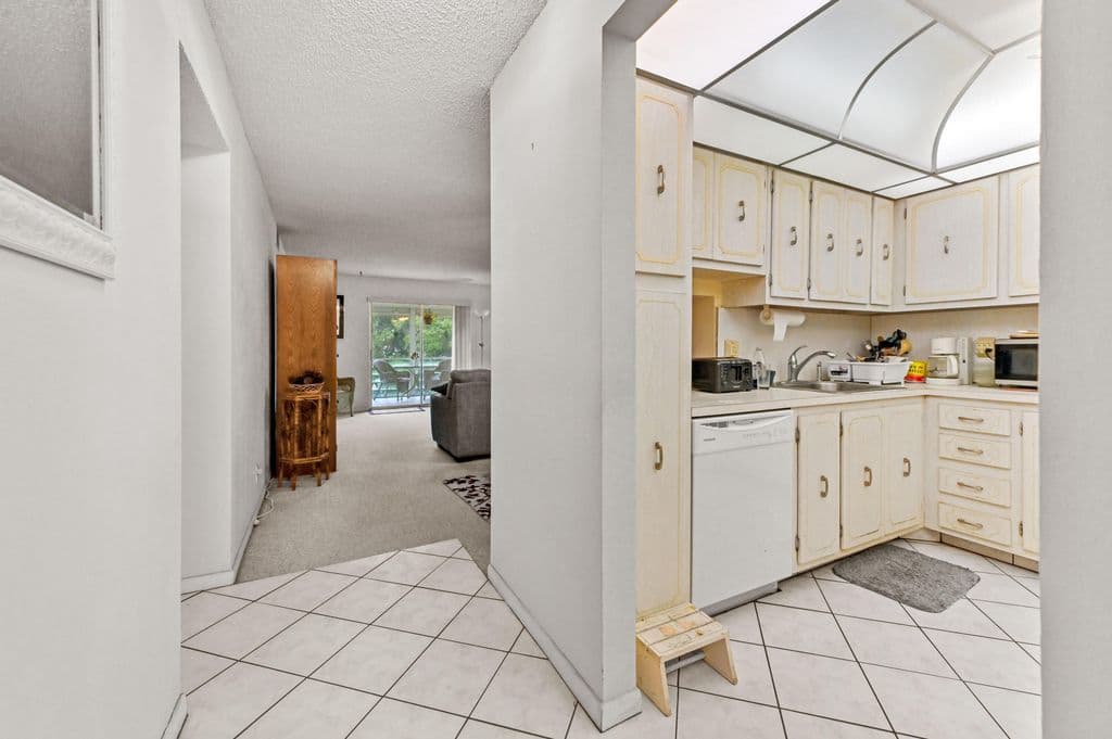 2+1 Condo — 2615 NE 3rd Court #3170