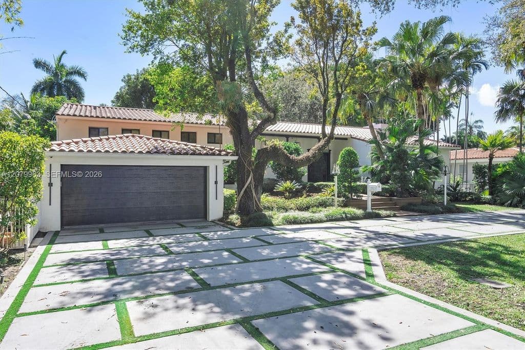 5+1 Müstakil ev — 652 NE 105th St