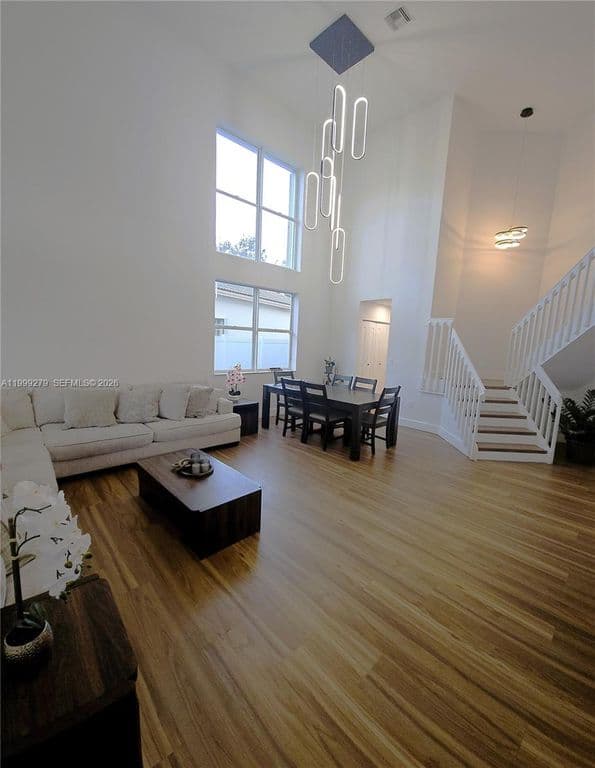 4+1 Müstakil ev — 17088 NW 19th St